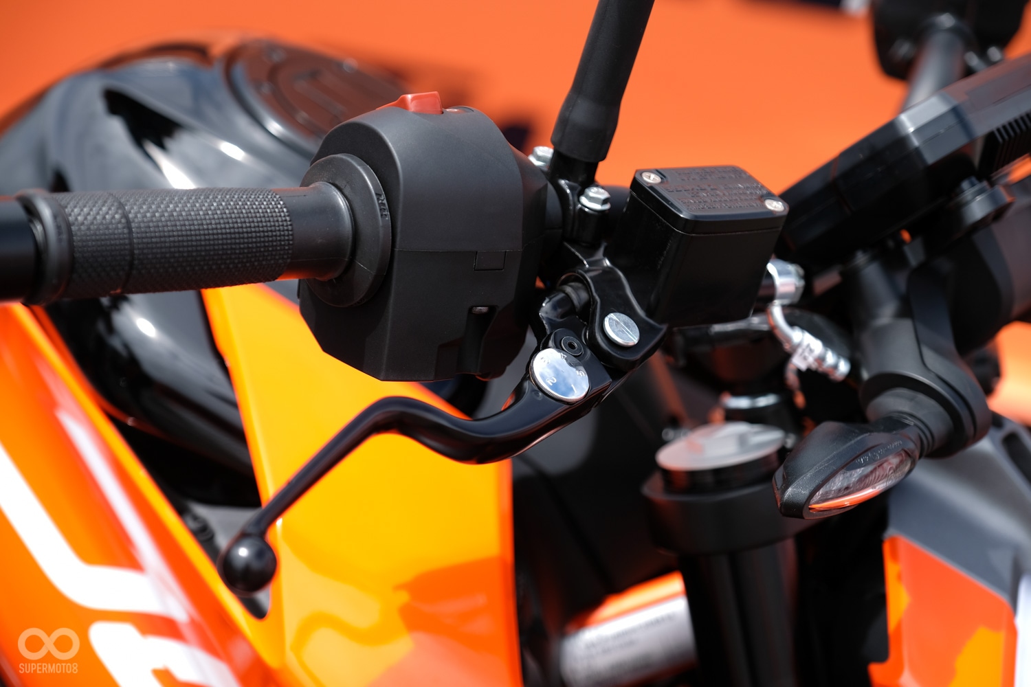 新車還搭了可調拉桿,而在後製動的部分,還多了ABS獨立關閉的滑胎模式,讓騎乘樂趣更強烈