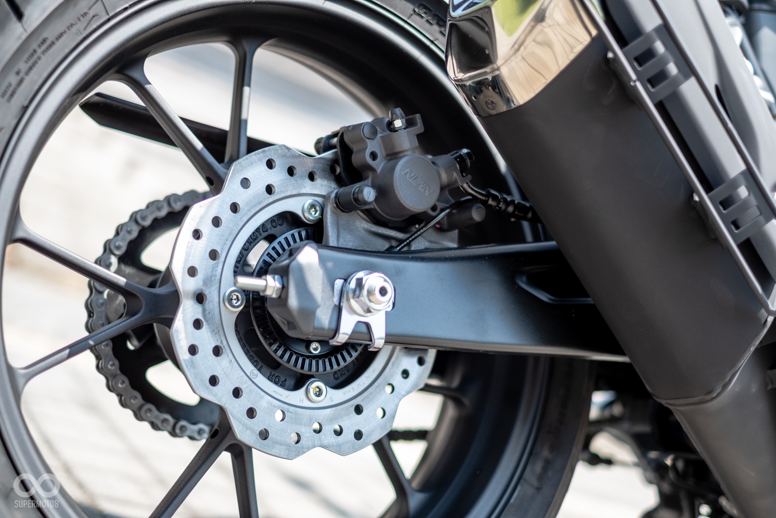 前煞車採用Nissin輻射卡鉗配上296mm浮動碟;後煞車採用單活塞卡鉗配上220mm固定碟