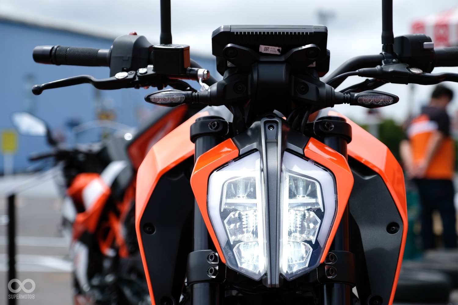 全新的扁平化矩陣式是新一代390DUKE與舊款外觀上最明顯的不同,外觀上完全走向新一代的家族風格