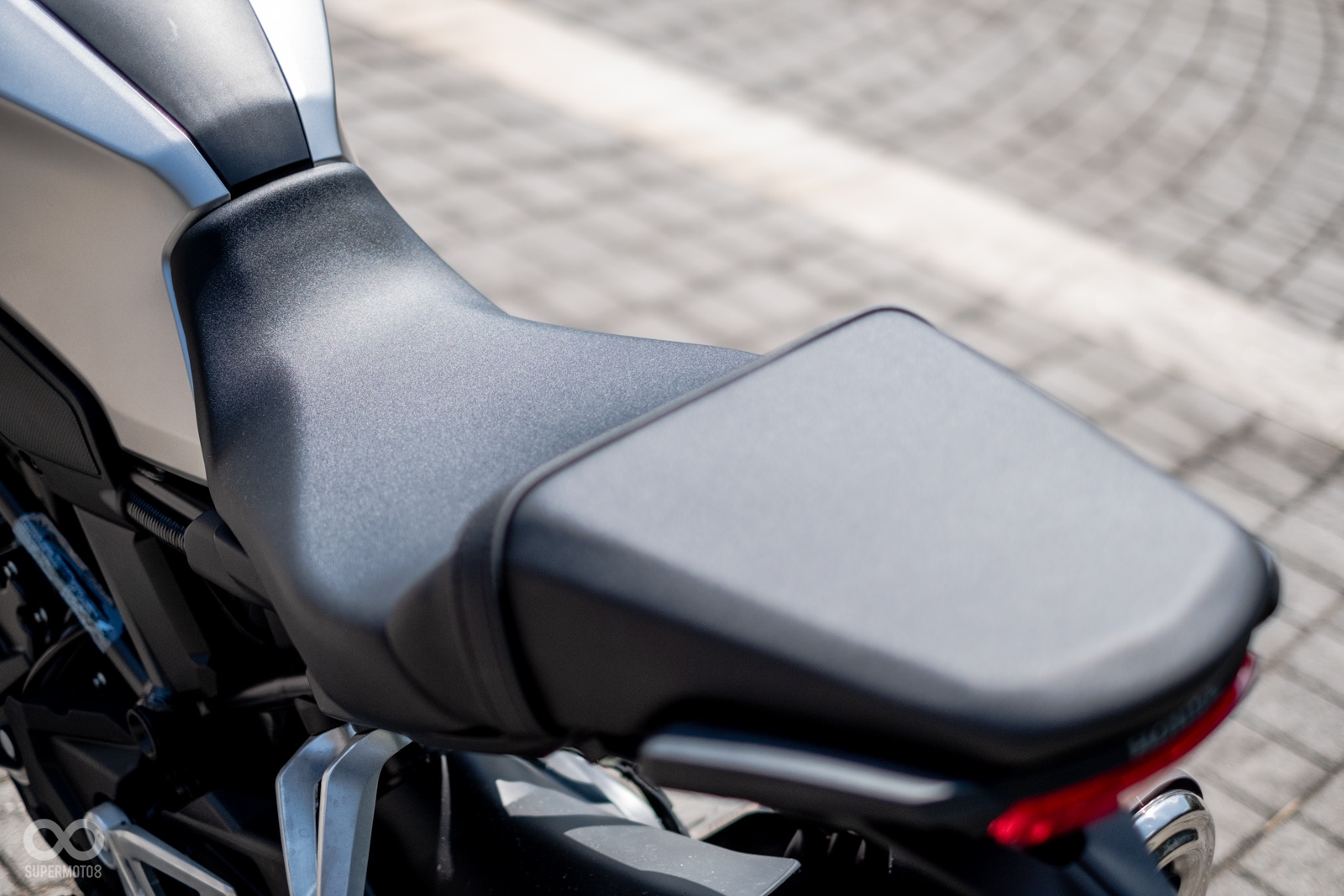 油箱肌肉感相當強烈;即使座高來到800mm,但是纖細的車身可提升雙腳貼地性