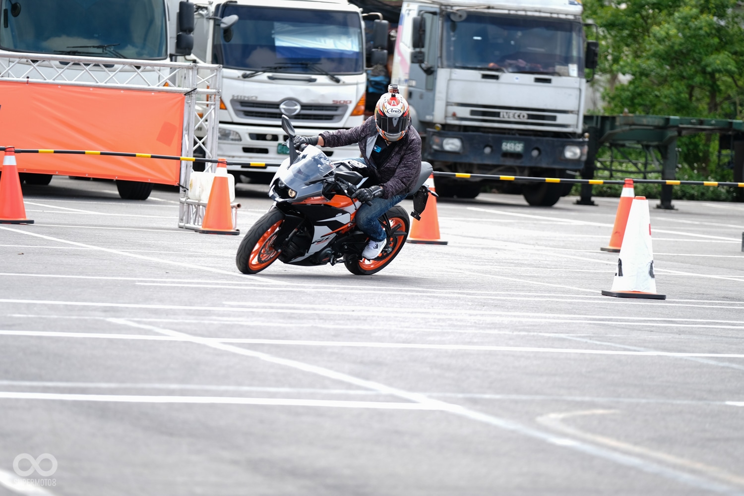 單缸強勁的扭力讓RC390的後輪頻頻打滑,但穩定的車架能仍創造出優異的安心感