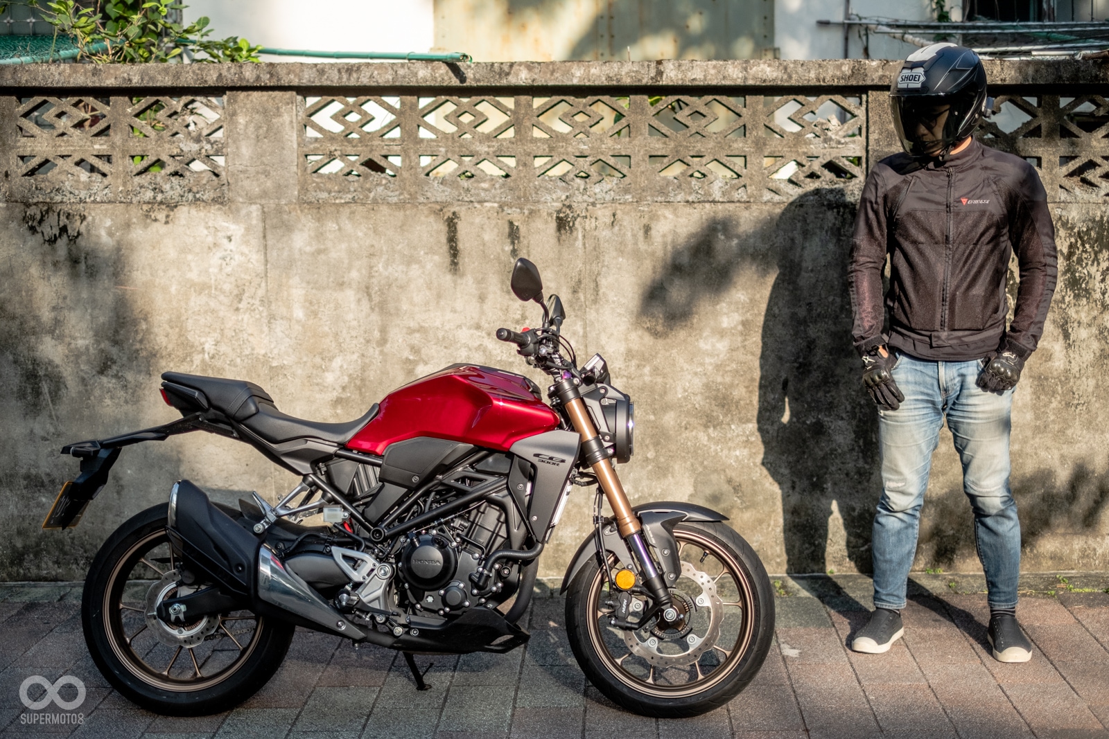 從側邊看去,CB300R依舊承襲「緊湊」的外觀設計風格