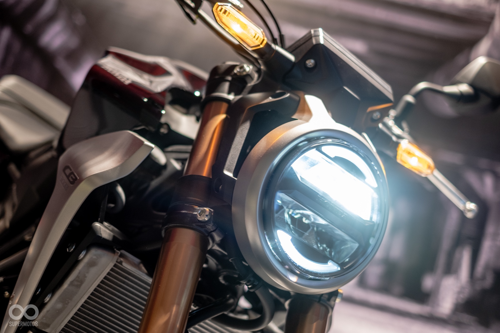 HONDA CB300R頭燈採用全LED配置,上下緣有類光圈設計