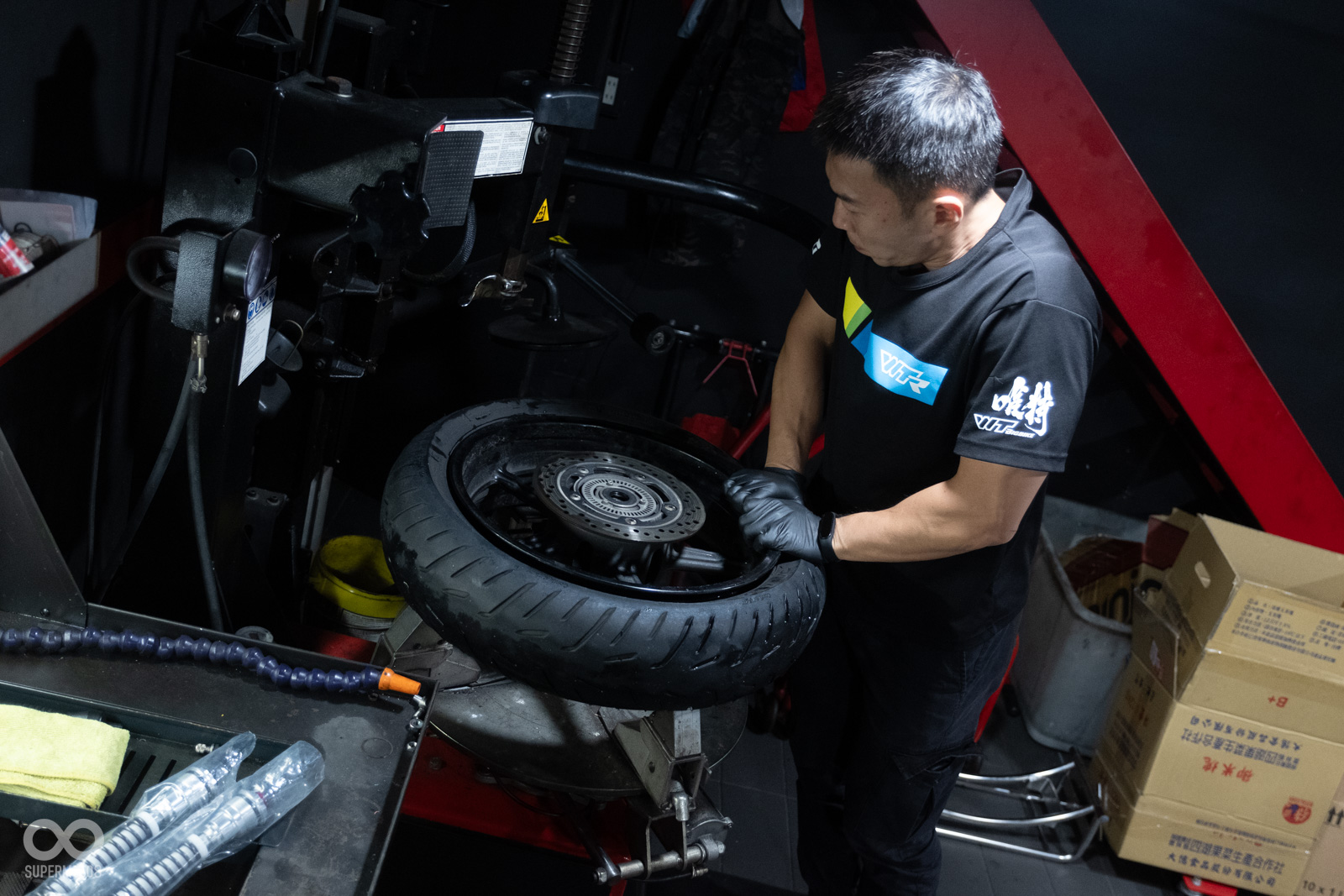 拆胎、輪胎平衡等周邊設備非常齊全、專業!