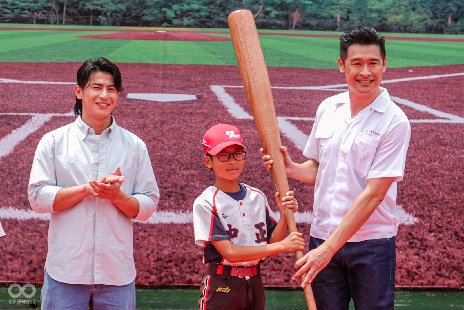 KYMCO 更附上相當趣味的超大球棒!