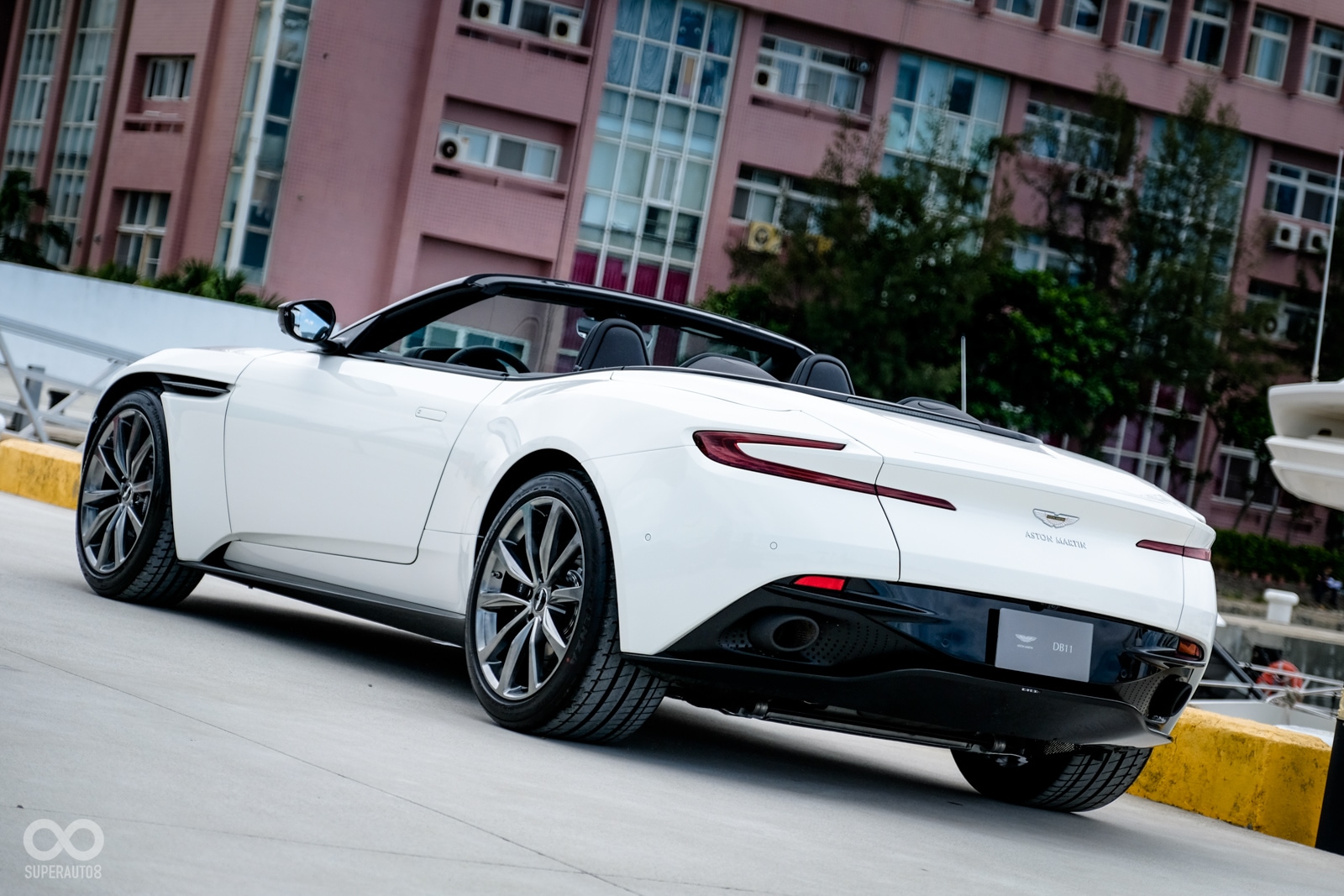 DB11 V8 VOLANTE的車身線條相當優雅