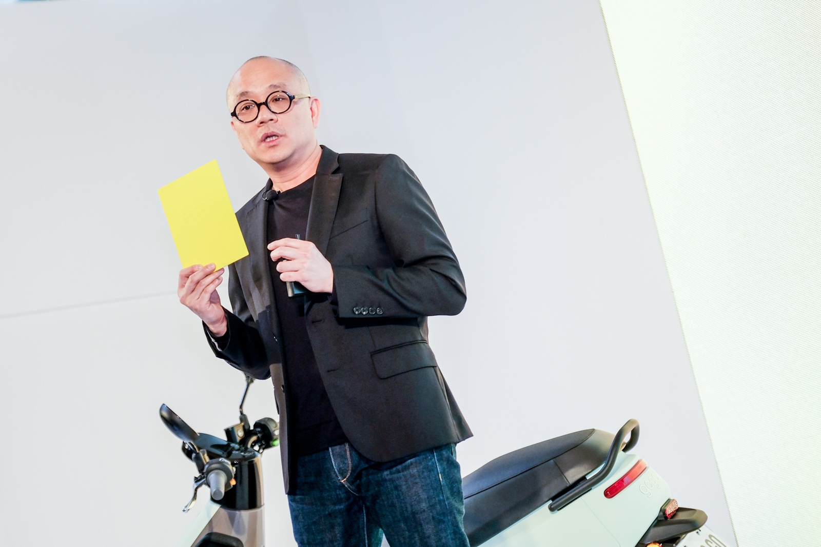 Gogoro執行長 陸學森現場展示Gogoro 3採用的無毒塑料