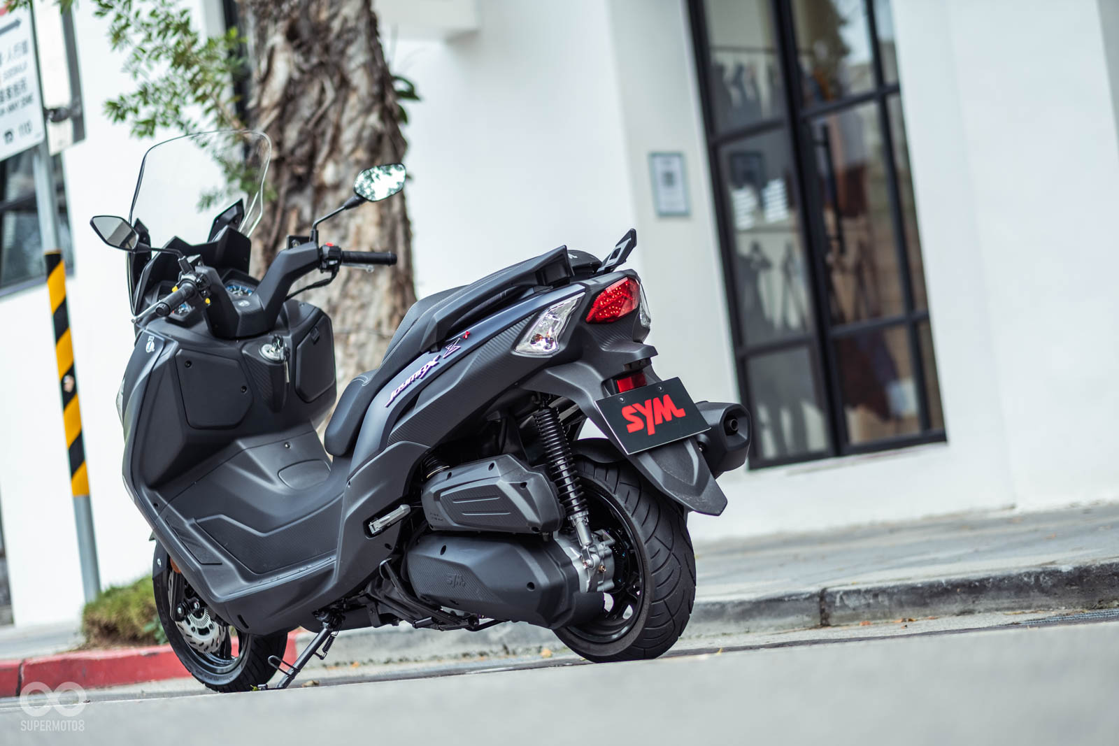 車身尾段並沒有太大改變，側殼、尾殼上也能看到壓花點綴