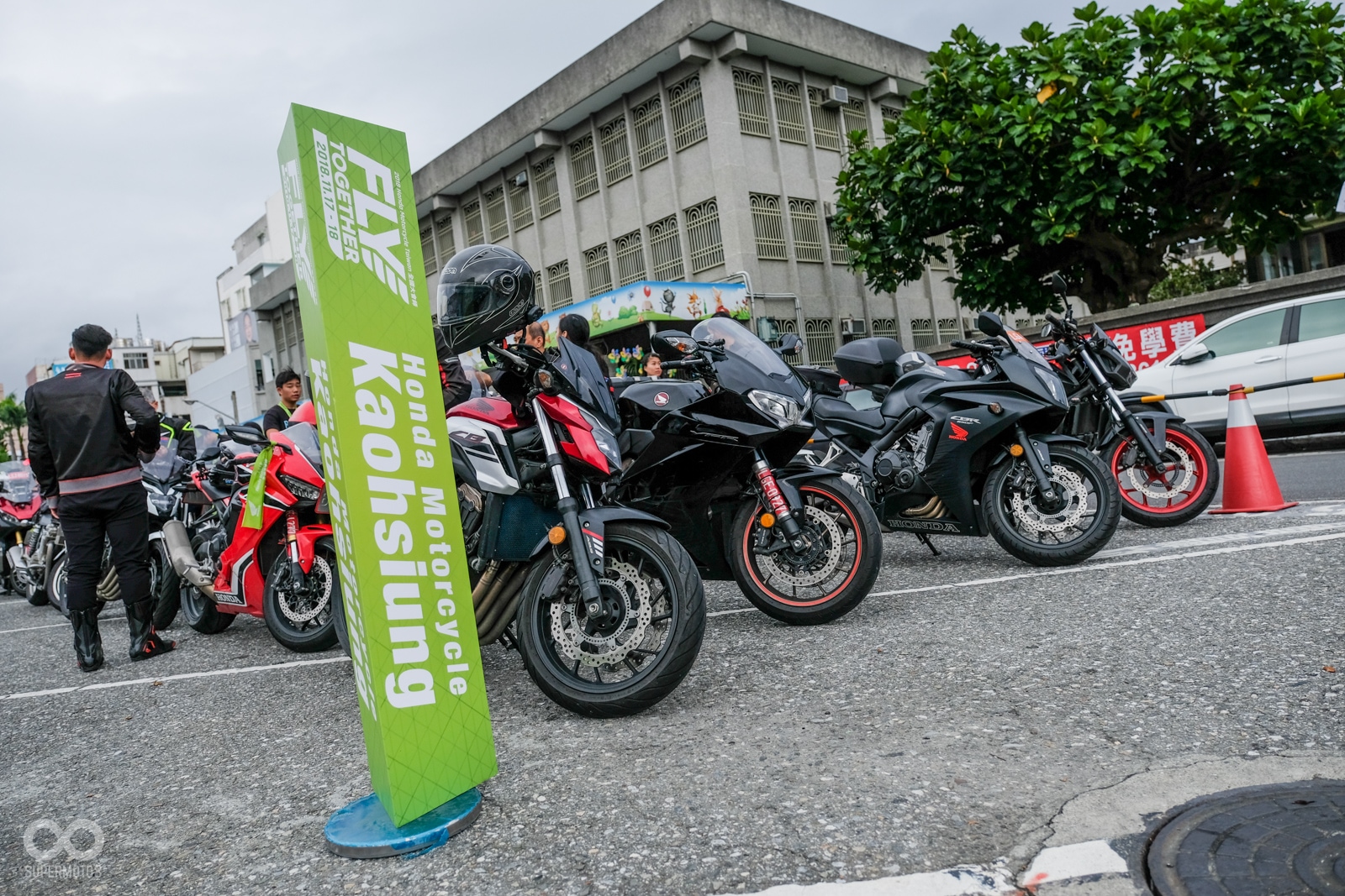 依照經銷點不同，劃分各自的停車區