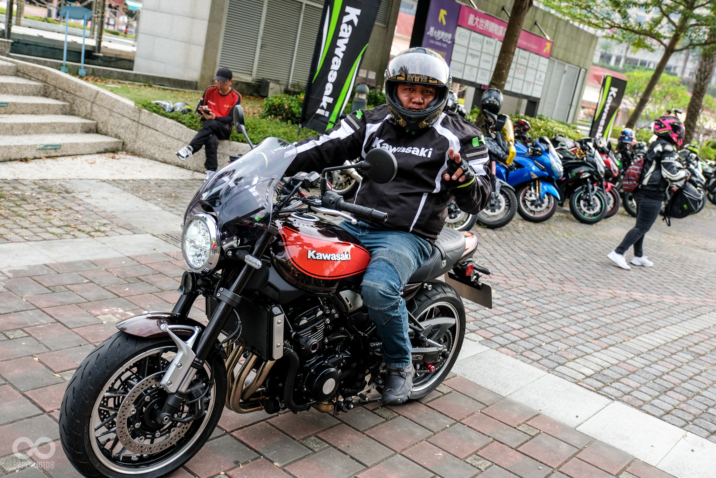 熱血的KAWASAKI車友騎著帥氣火之玉配色的Z900RS進場