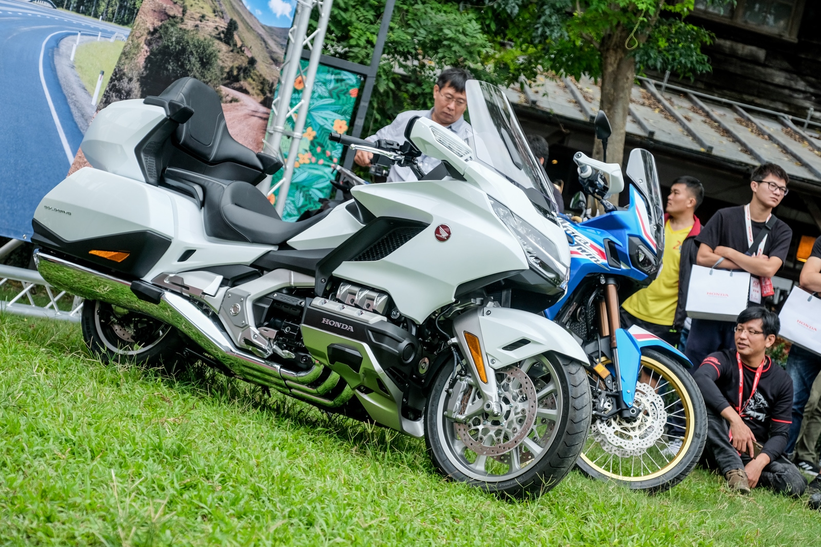Goldwing、CRF1000L的2019年新車色於現場展示