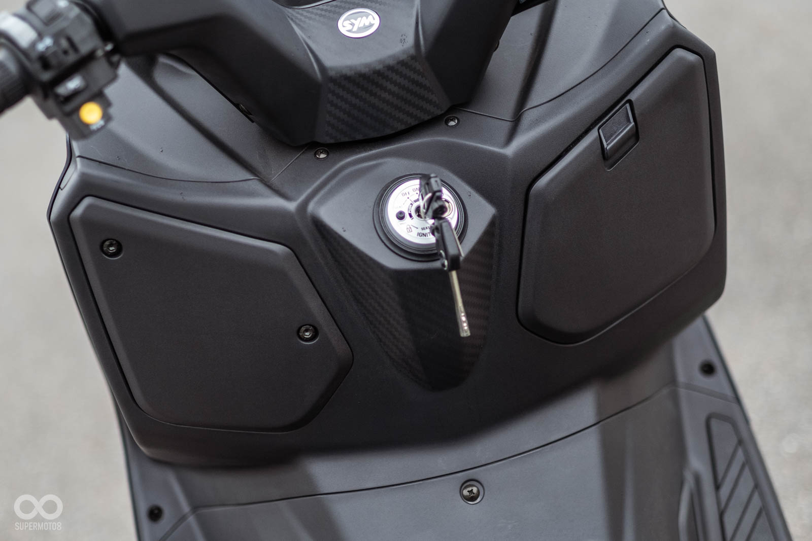 鑰匙採用傳統設計，右手邊為手套箱空間