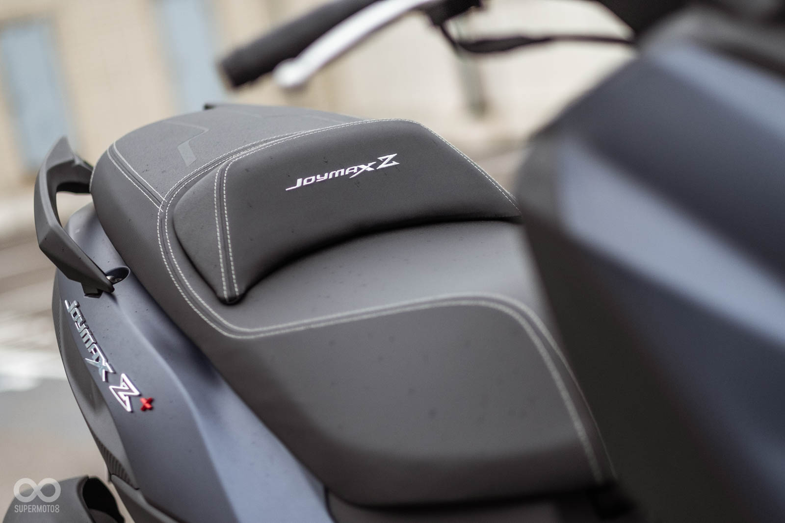 改款新增的坐墊腰靠，上面繡有JOYMAX Z字樣