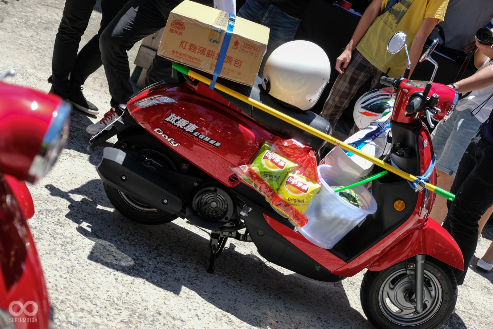 還有人自備繩子前來挑戰,是個經驗豐富的採買高手啊!