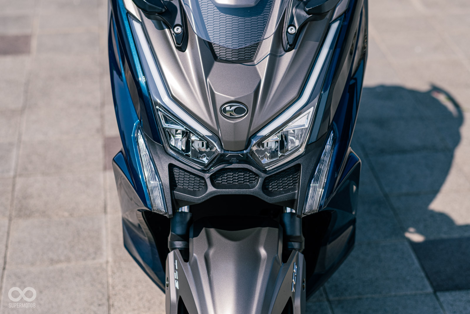 兩側日行燈也誇張向上延伸