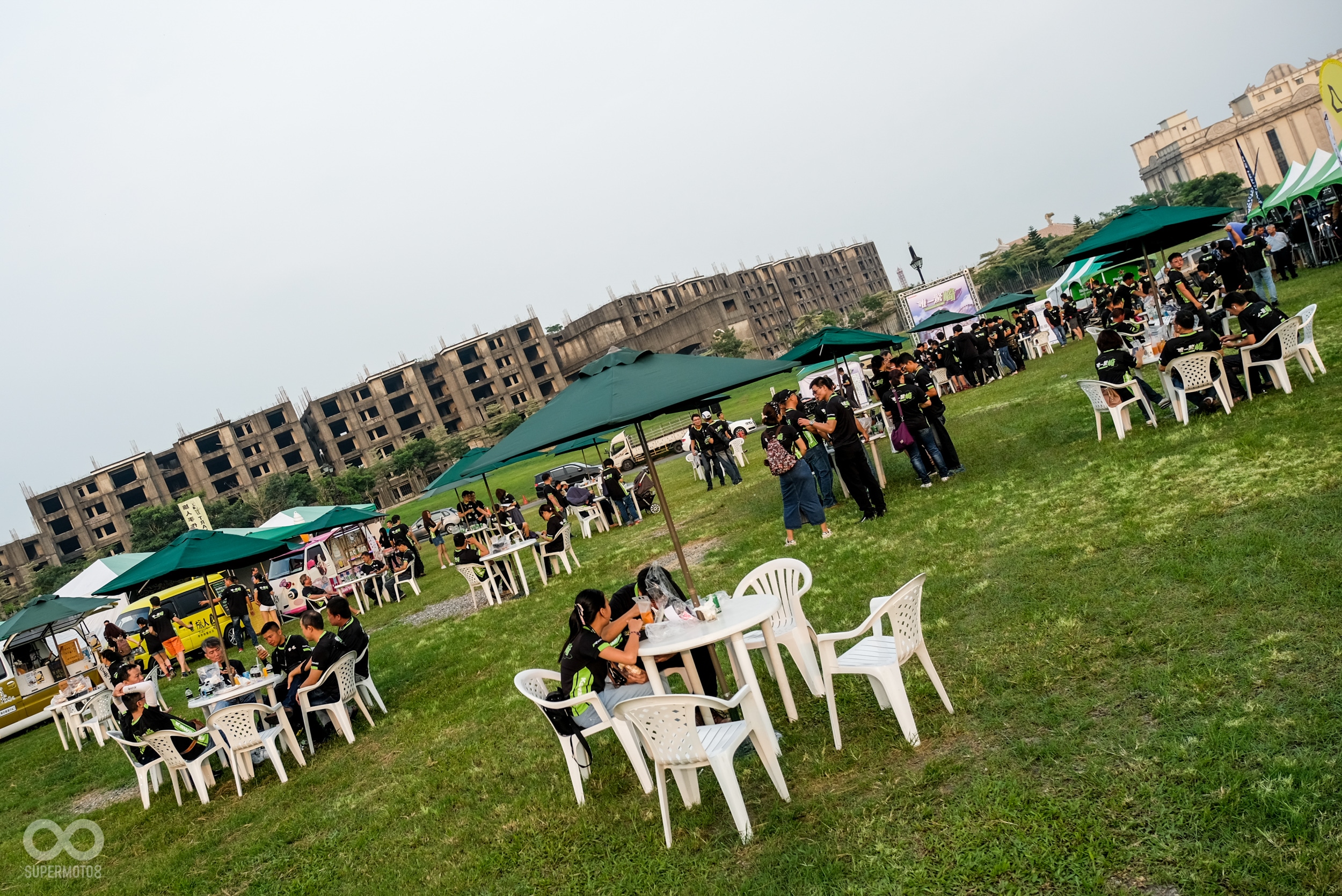 KAWSASKI在草皮上佈置相當舒適的座位區，讓車友們能放鬆享受