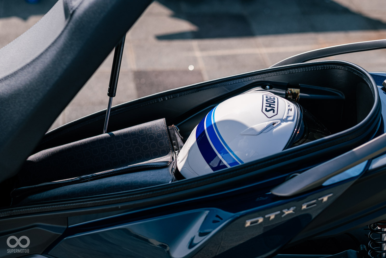 坐墊下空間超大空間，輕鬆放入一頂全罩安全帽，前方空間可放入3/4安全帽或者隨身小背包（如圖所示）