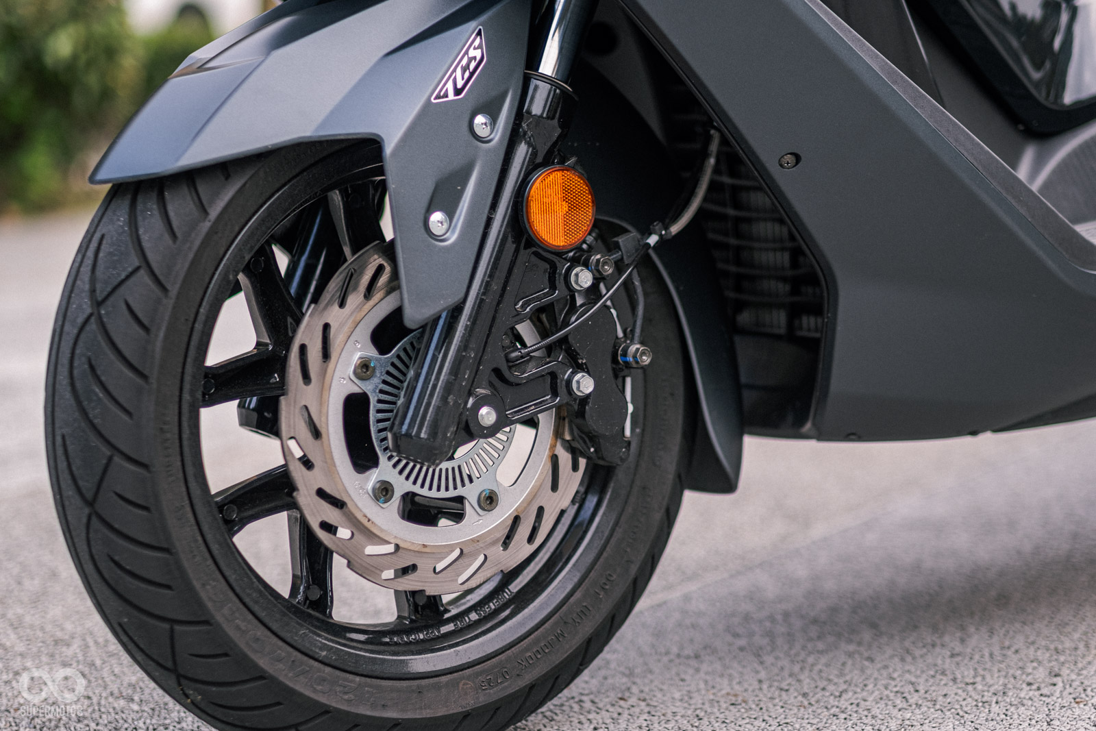 前輪採用對向四活塞卡鉗配260mm碟盤