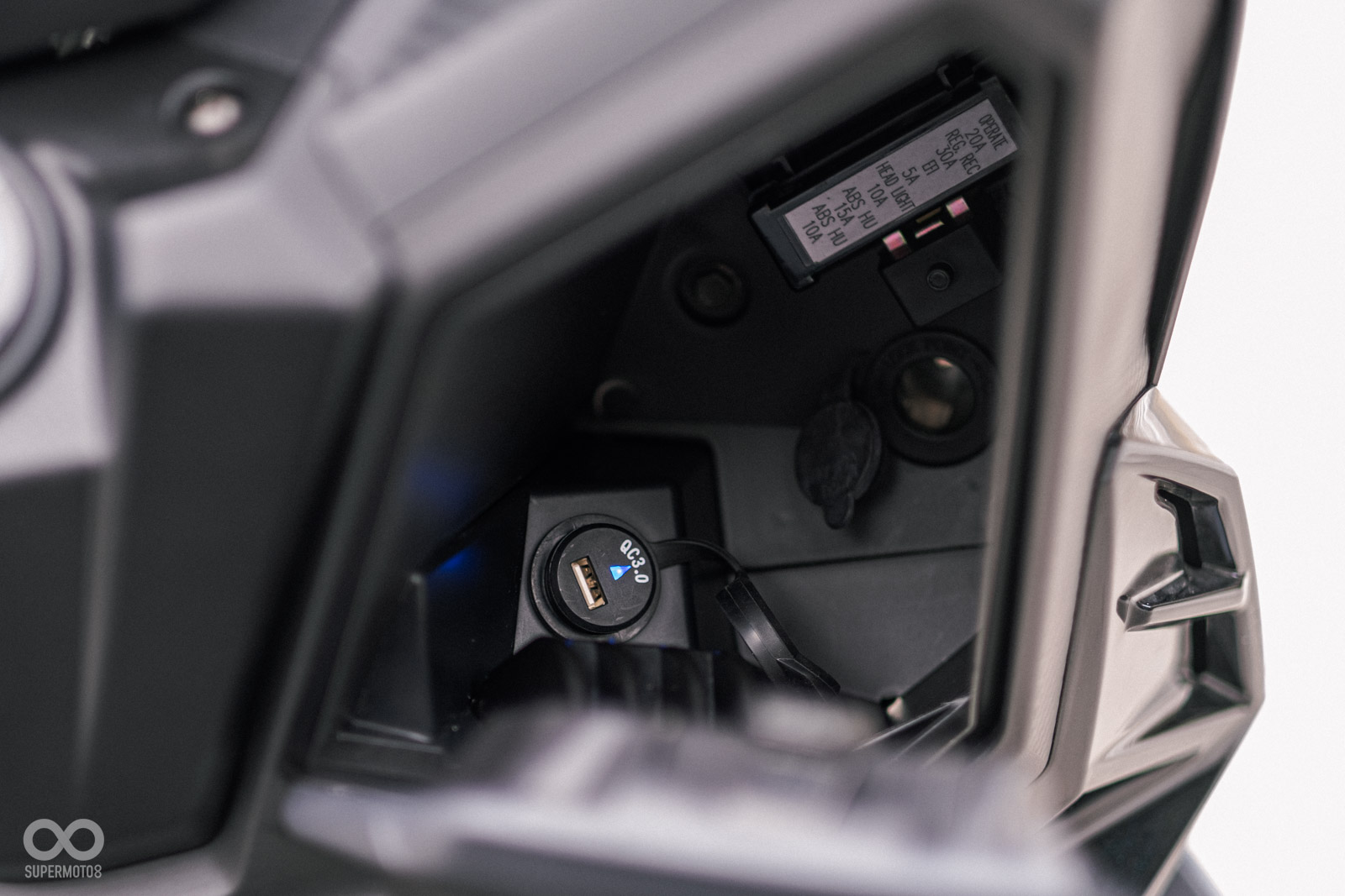 手套箱內配置了QC 3.0的USB充電座和12V插座