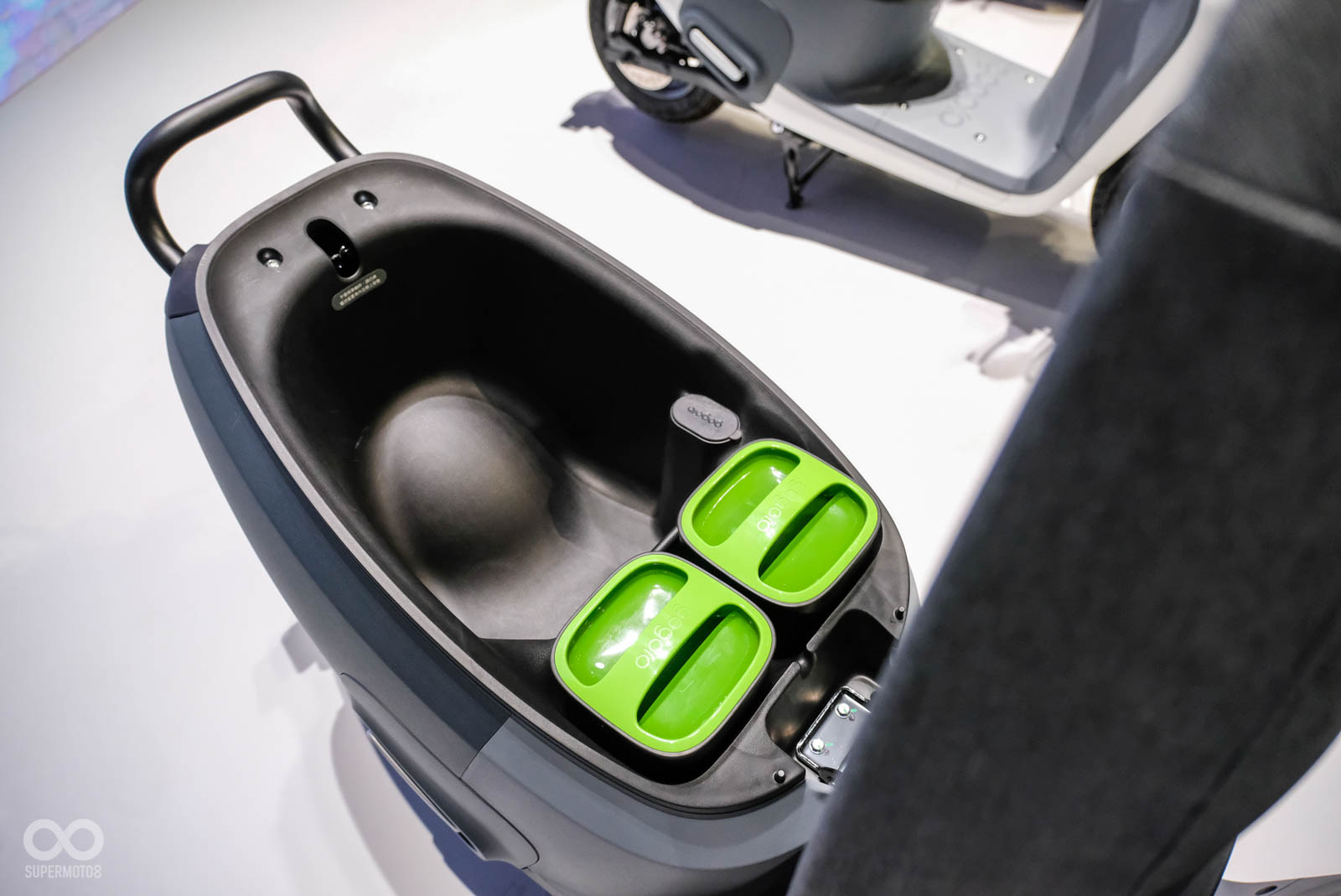 目測車廂空間內應該能放入兩頂3/4安全帽