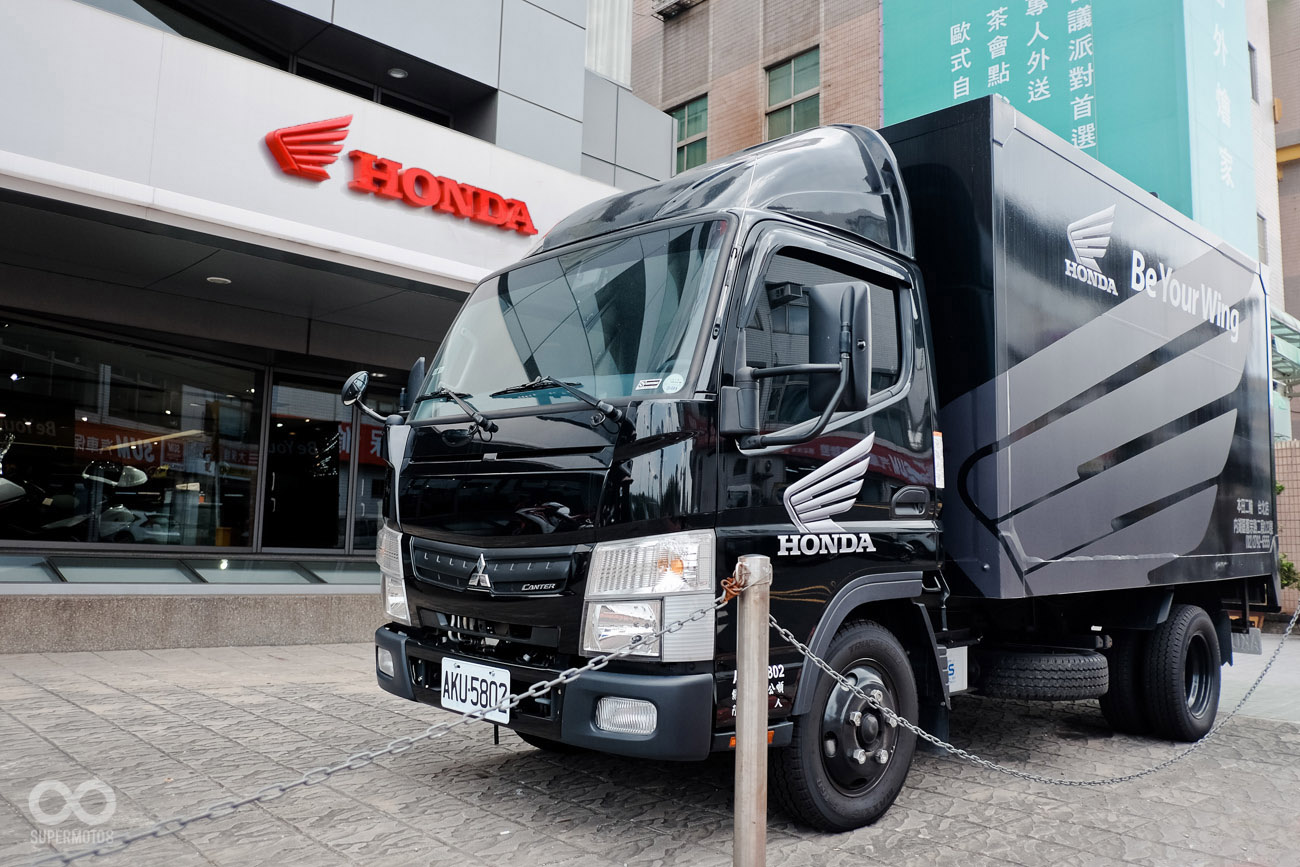 店外停放著原廠道路救援車,凡於原廠購買的車主即可享受全省道路救援服務。(很慶幸我們在試乘中沒用到它)