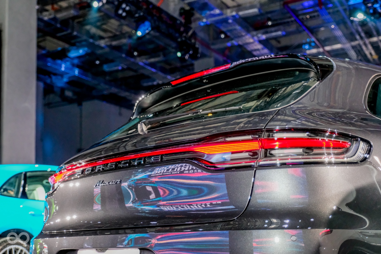 3D光條尾燈等,LED後尾燈中央嵌上搶眼的「PORSCHE」3D立體字樣,突顯Macan身為Porsche家族成員不容錯認的純正血統與特徵