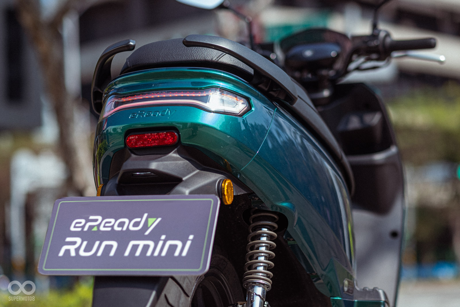 全新馬丁綠車色看上去非常有質感