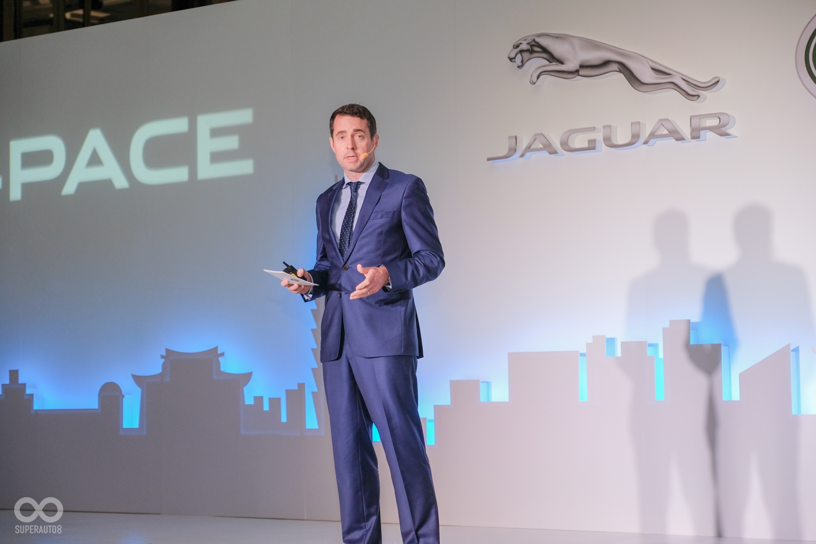 由亞太營運總部總裁 Robin Colgan為大家介紹Jaguar & Land Rover的輝煌歷史