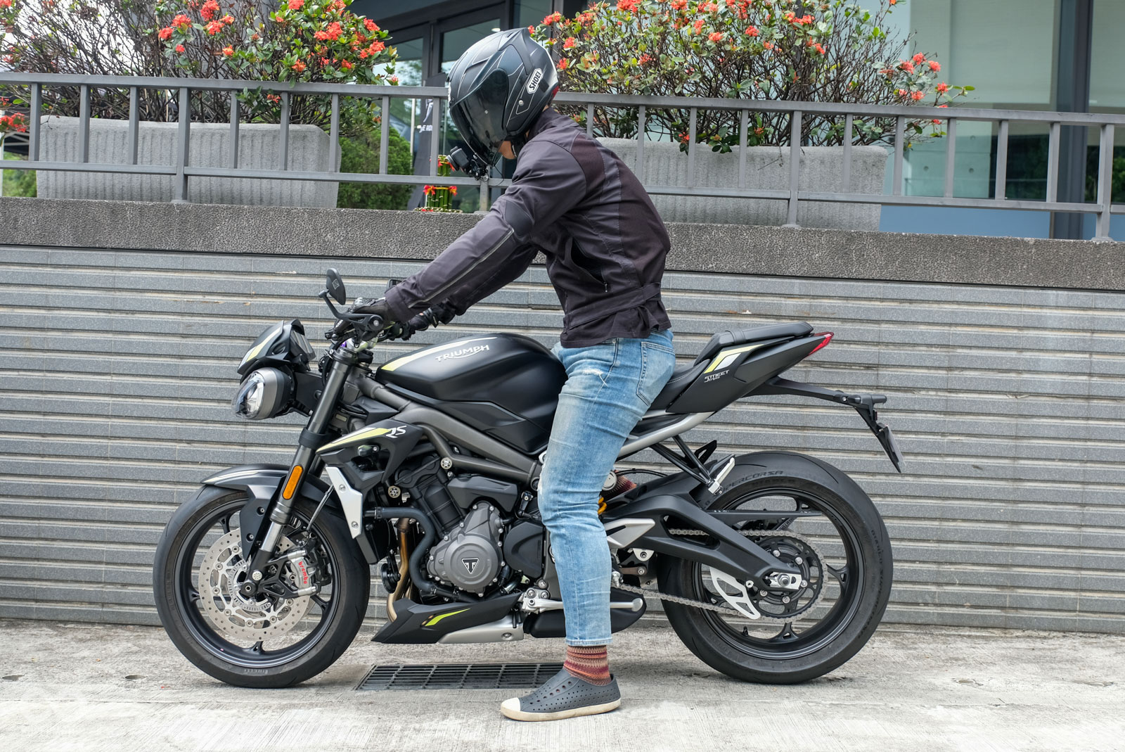 825mm座高,圖中騎士身高180cm