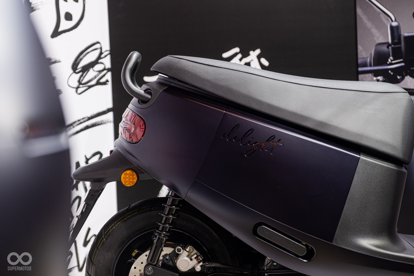 尾燈採用燻黑設定