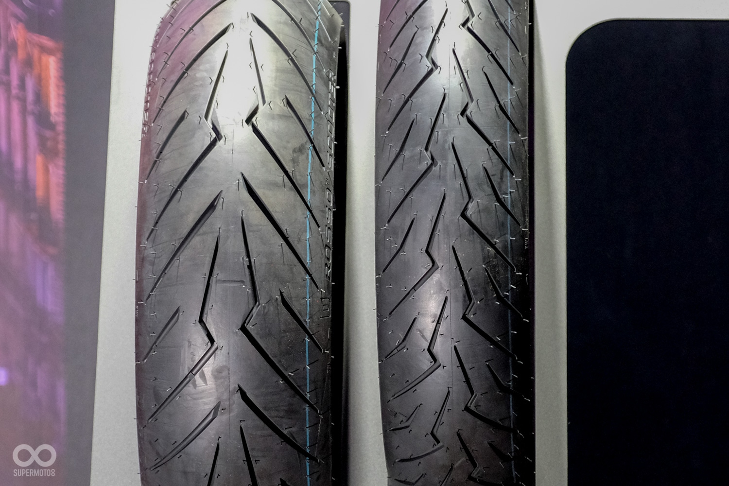 DIABLO ROSSO紅魔鬼是PIRELLI最熱銷的街跑胎係，而DIABLO ROSSO SCOOTER便是以DIABLO ROSSO III小型化的概念打造而成的產品