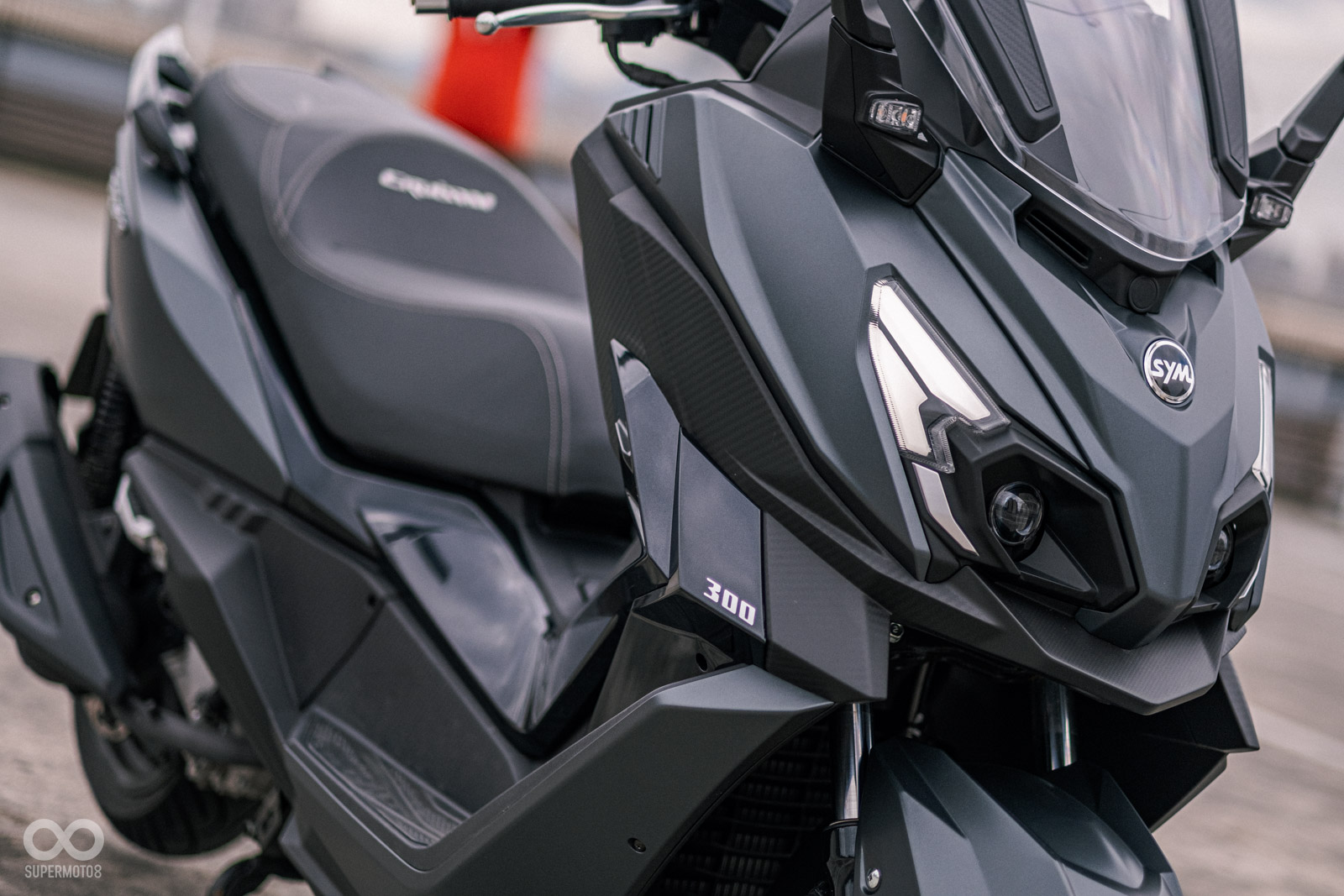 2025年底SYM再次讓CRUiSYM 300重出江湖,到底在改款之後會有哪些進化呢?