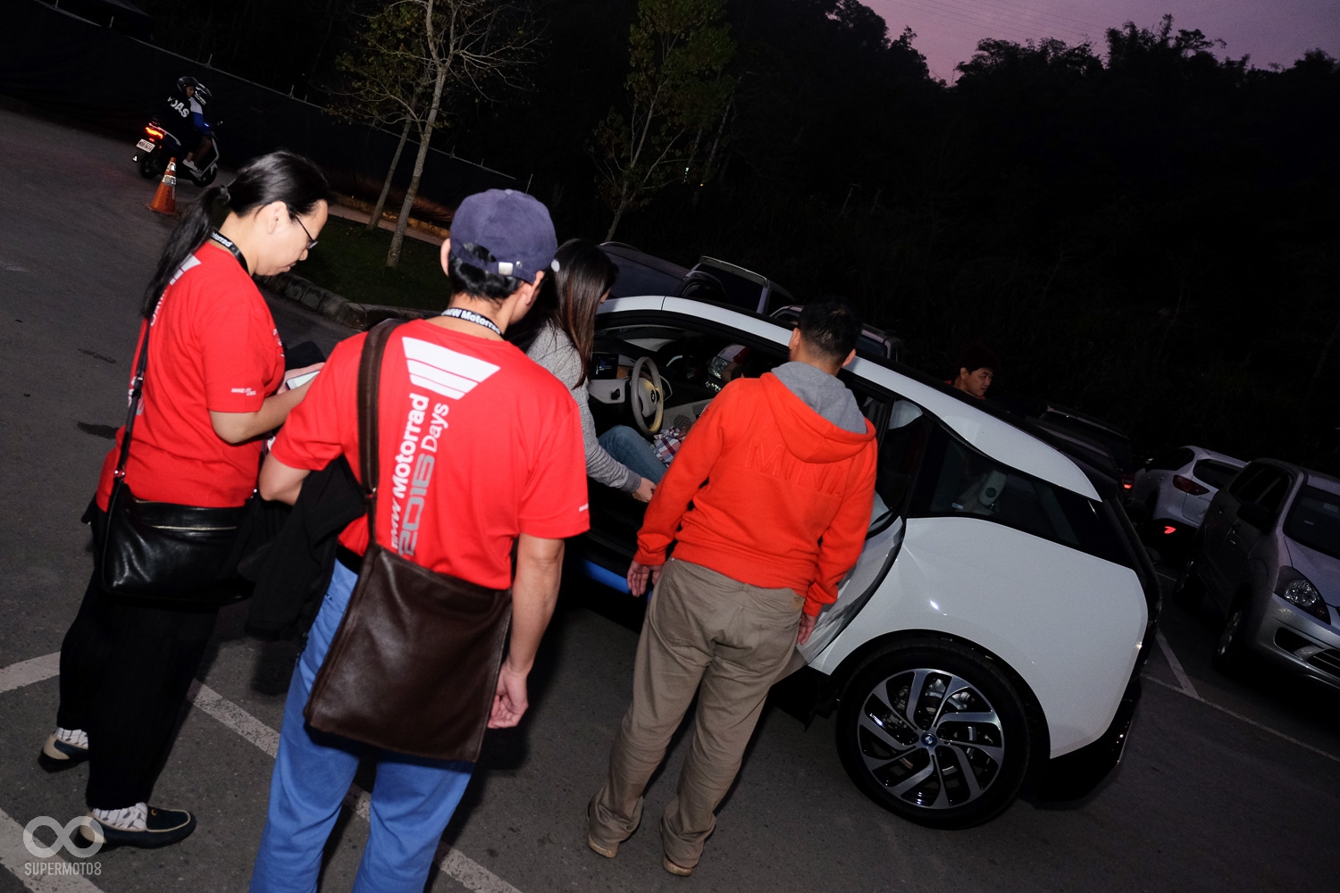 BMW i3試乘反應超乎想像的熱烈，兩輛試乘車從白天開到天黑，試乘的車友依舊絡繹不絕