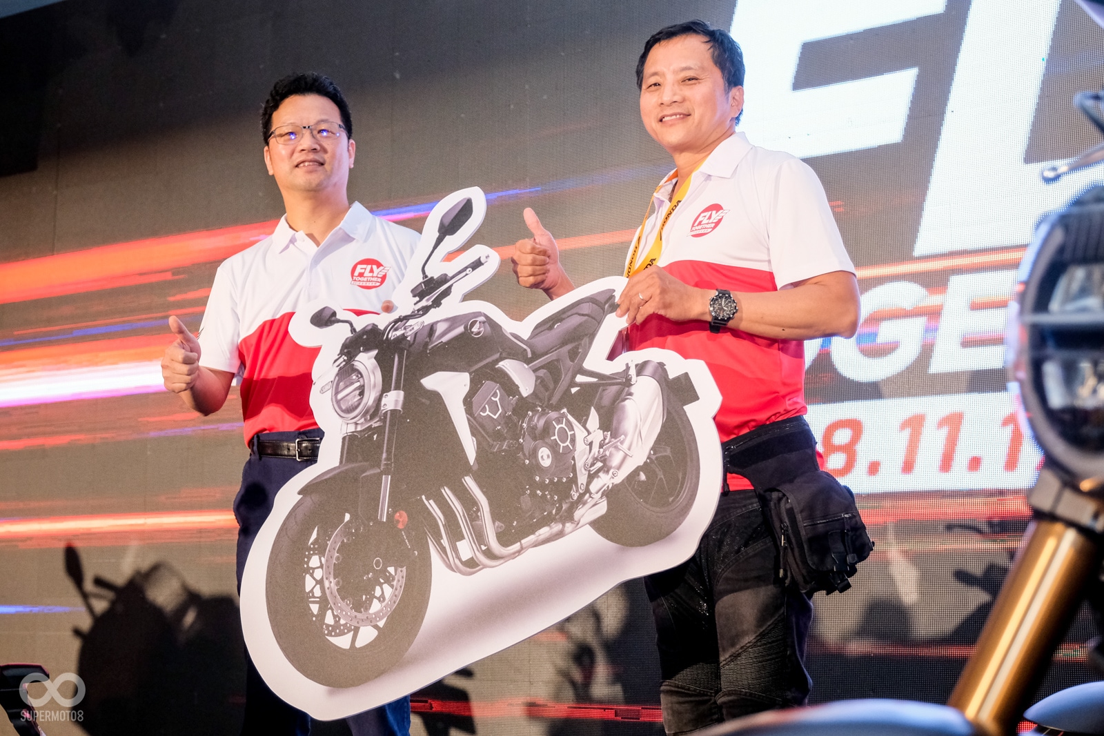 最後由HONDA Taiwan 胡部長親自頒獎給幸運得獎的CB1000R準車主