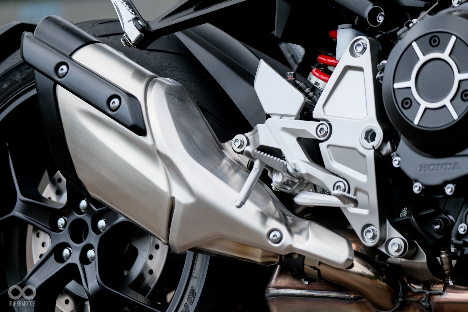 前叉為SHOWA SFF-BP 43mm全可調倒立式前叉;後排氣管經過特殊設計,排氣聲浪屬於較為高頻的表現