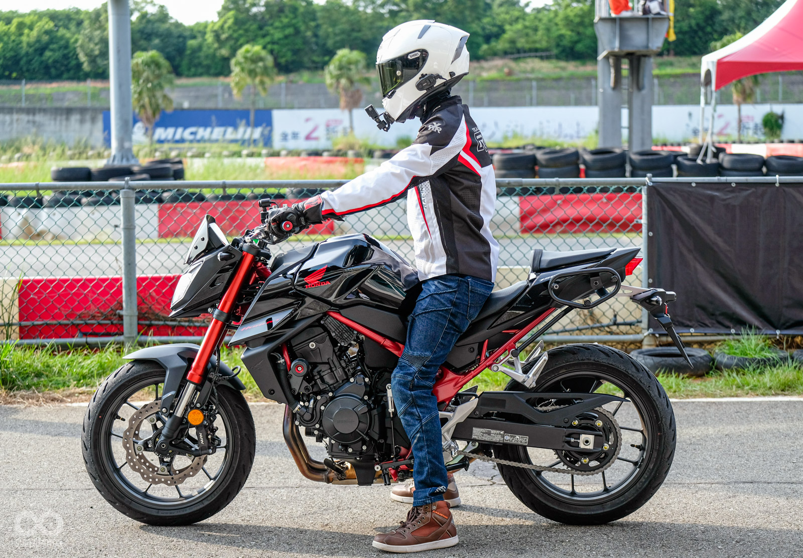 圖中騎士173公分,雙腳輕鬆著地