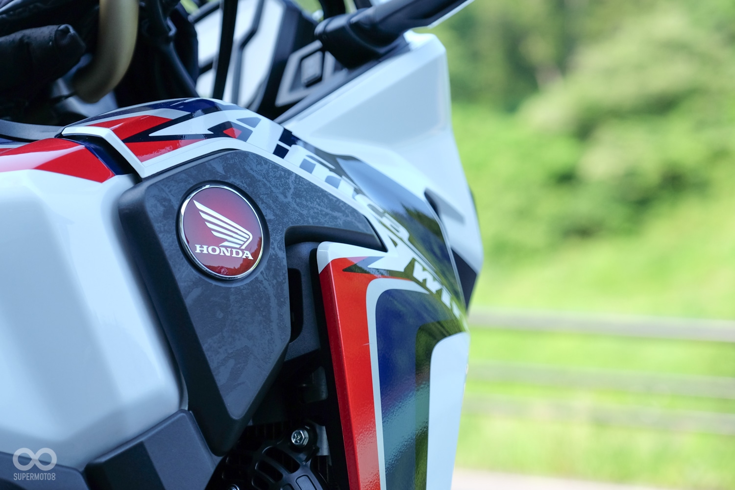 車體沒有明顯地凸出物，減少翻倒時可能受損的部件