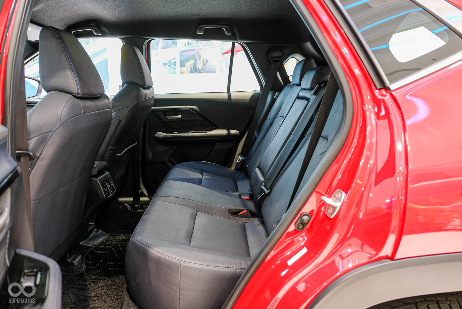 後座空間表現優異,特別是頭部空間感相當開闊,中央位置果嶺略有隆起