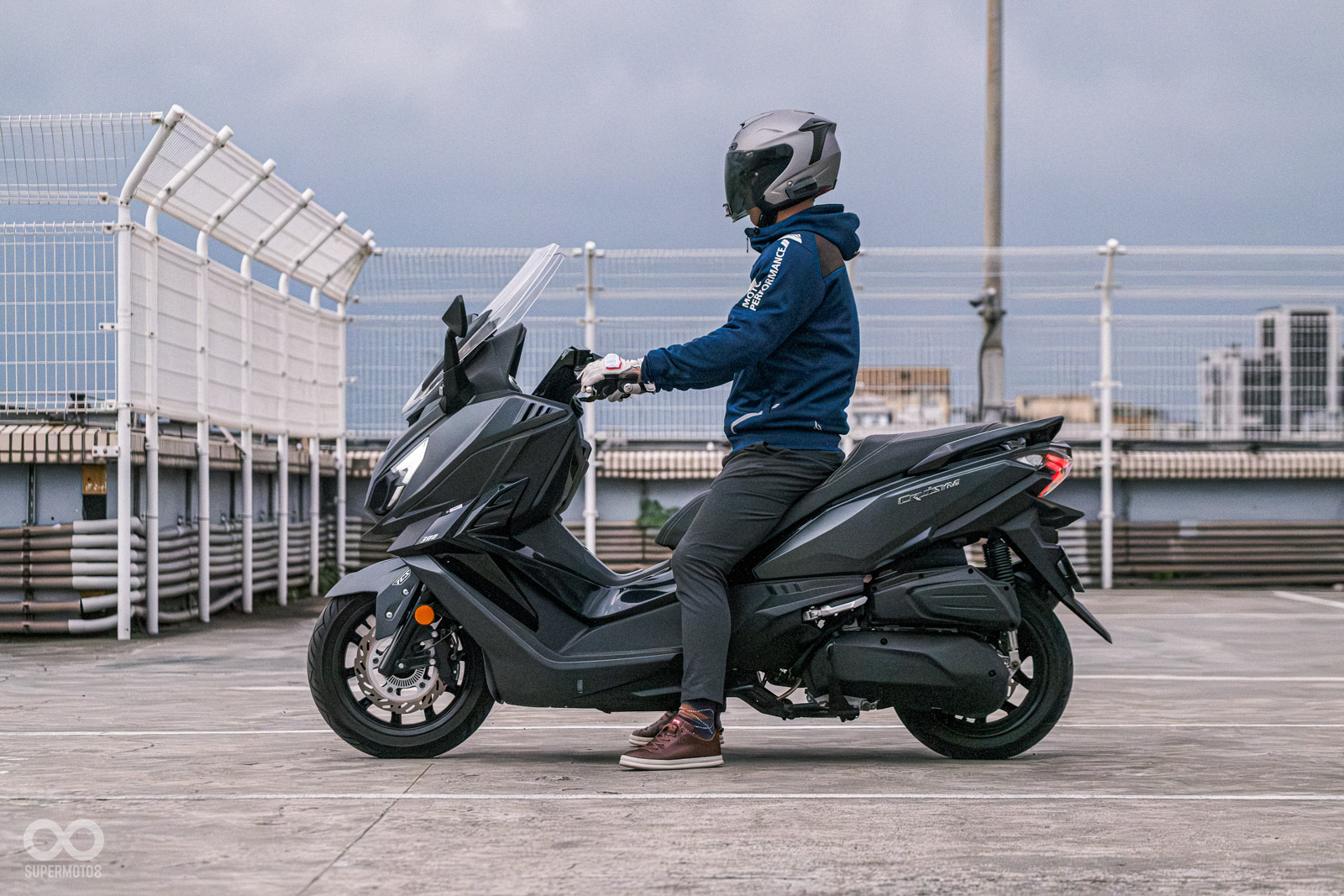 760mm的低座高,讓CRUiSYM 300擁有非常親民的雙腳著地性