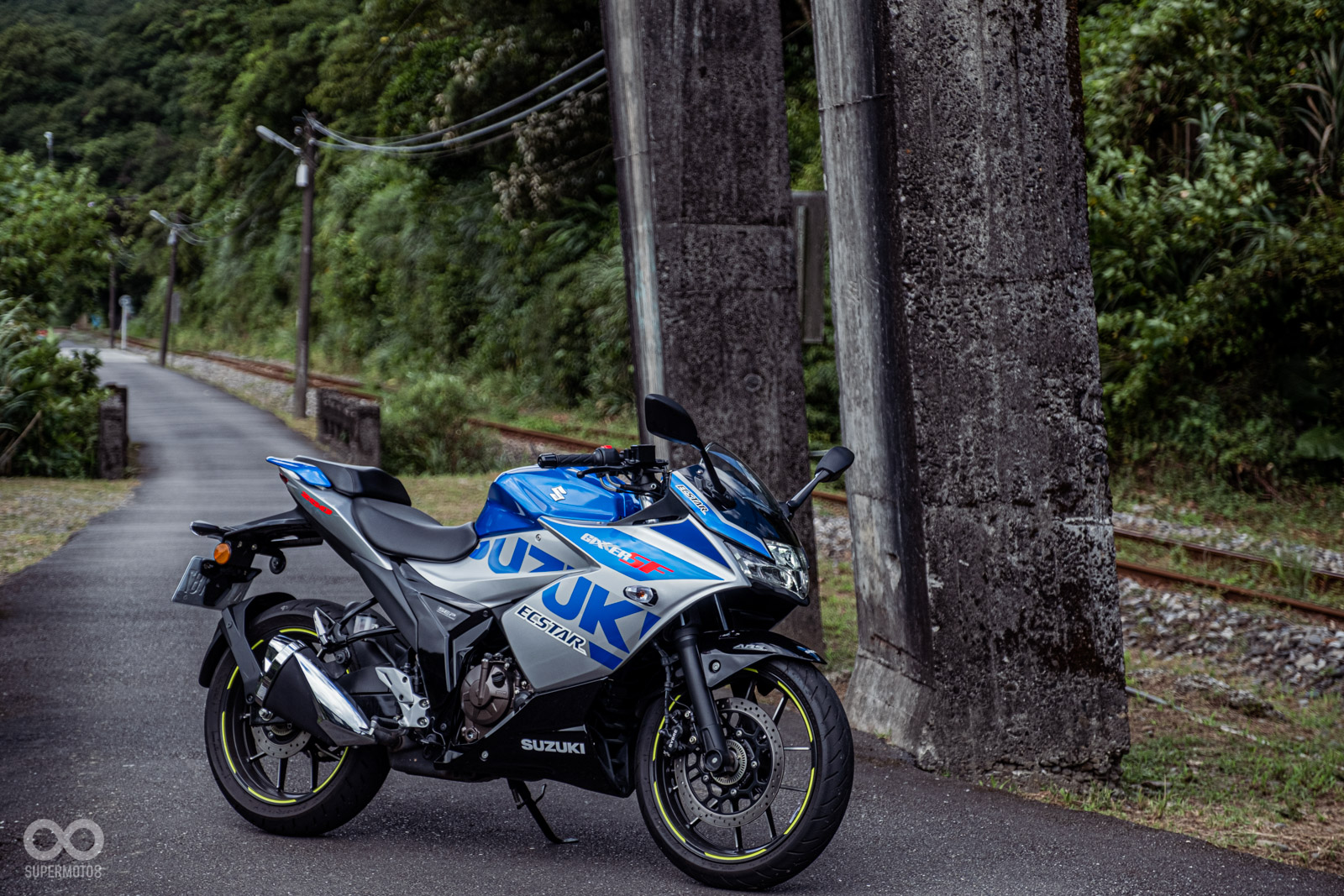 望古車站座落於寧靜的小村落內,能把愛車擺放在靠近鐵道邊拍攝,是個很特別的體驗