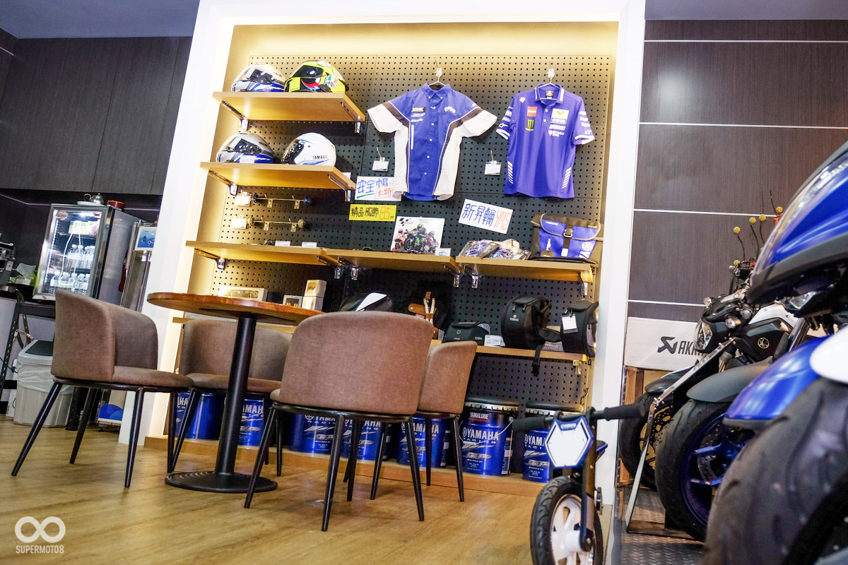 除了維修部旁的休憩區,店內還準備了個較大的空間,舒適的沙發與寬敞的空間讓車主們能好好放鬆