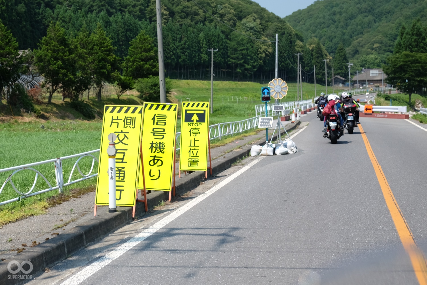 而在單向封閉區域,也會出現這樣的簡易紅綠燈,協助調整車流