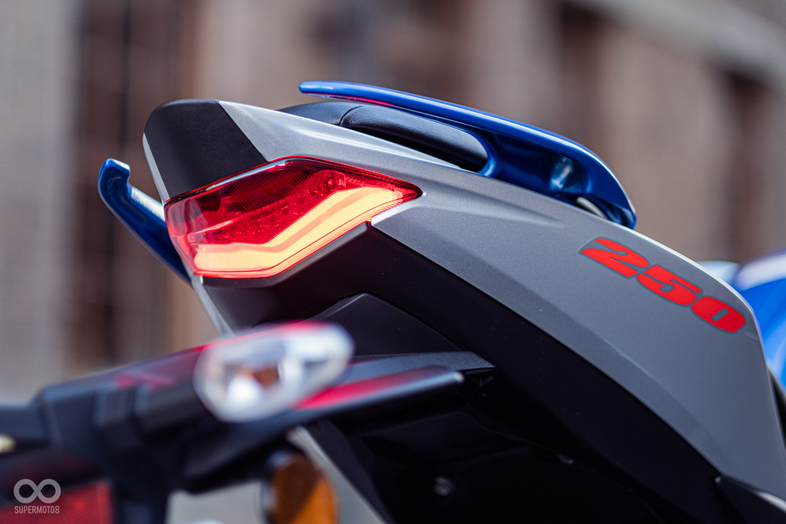 銳利的V型車尾燈,配上左右牛角後扶手,看起來非常戰鬥!