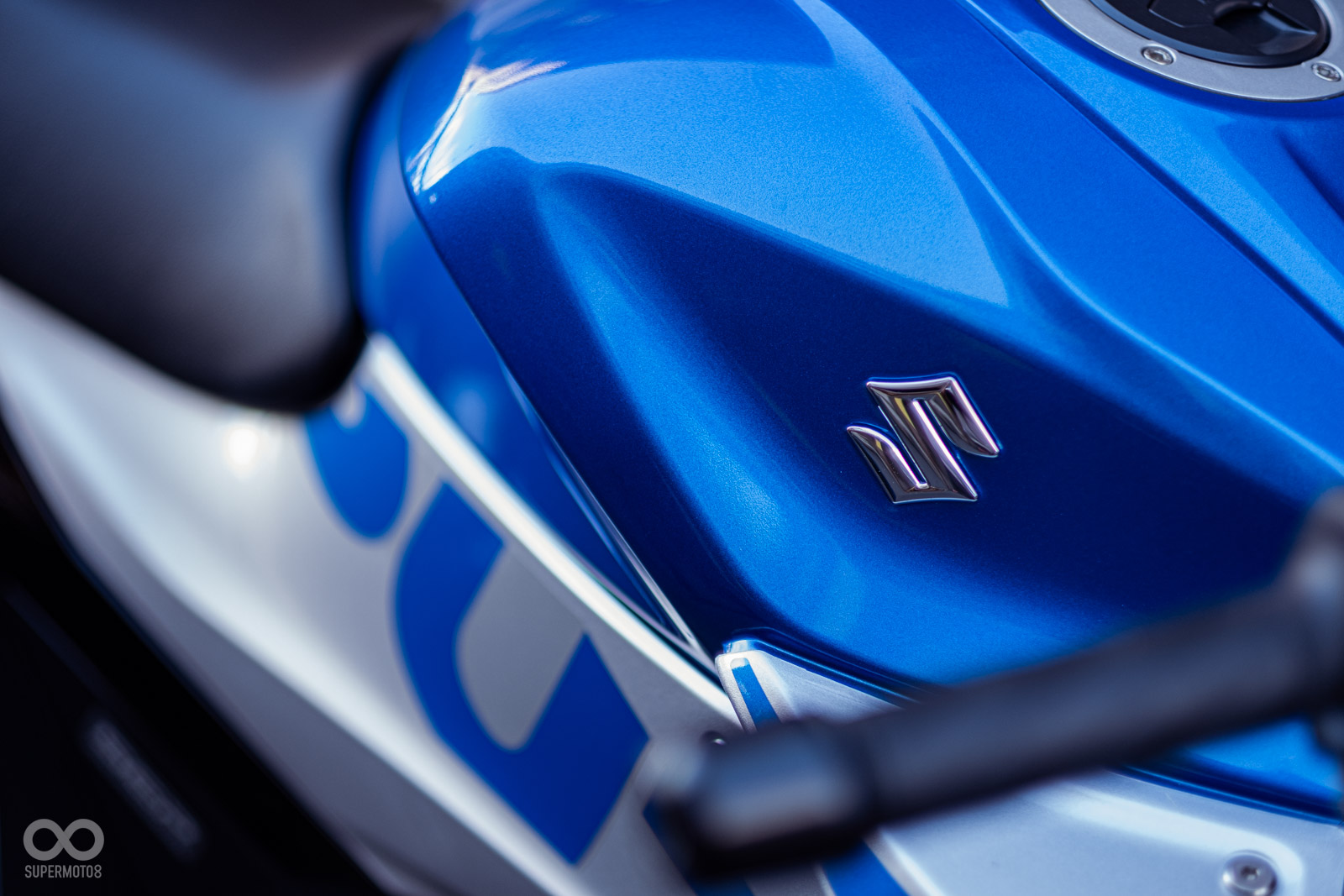 GIXXER SF 250壯碩的油箱、整流罩線條,給予這台白牌輕檔車不輸黃牌街跑的視覺、騎乘感受