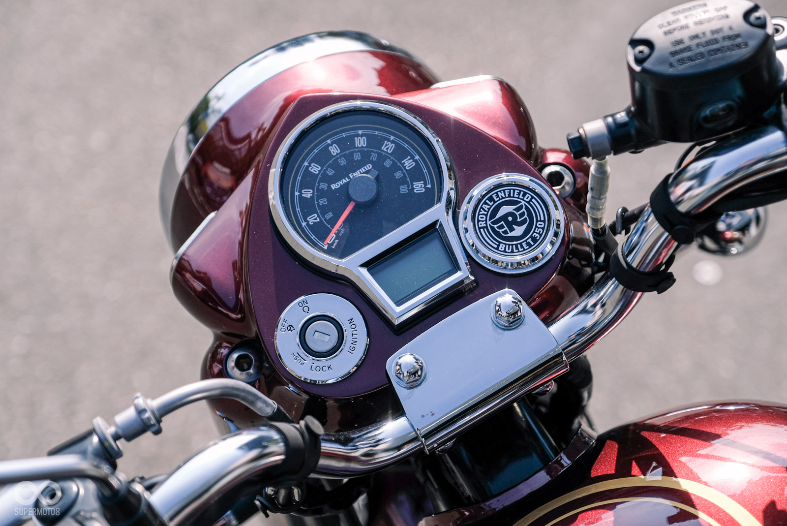 Bullet 350的指針儀表配上下面數位液晶顯示，三角台上的Royal Enfield Bullet 350裝飾蓋也點綴得非常加分！