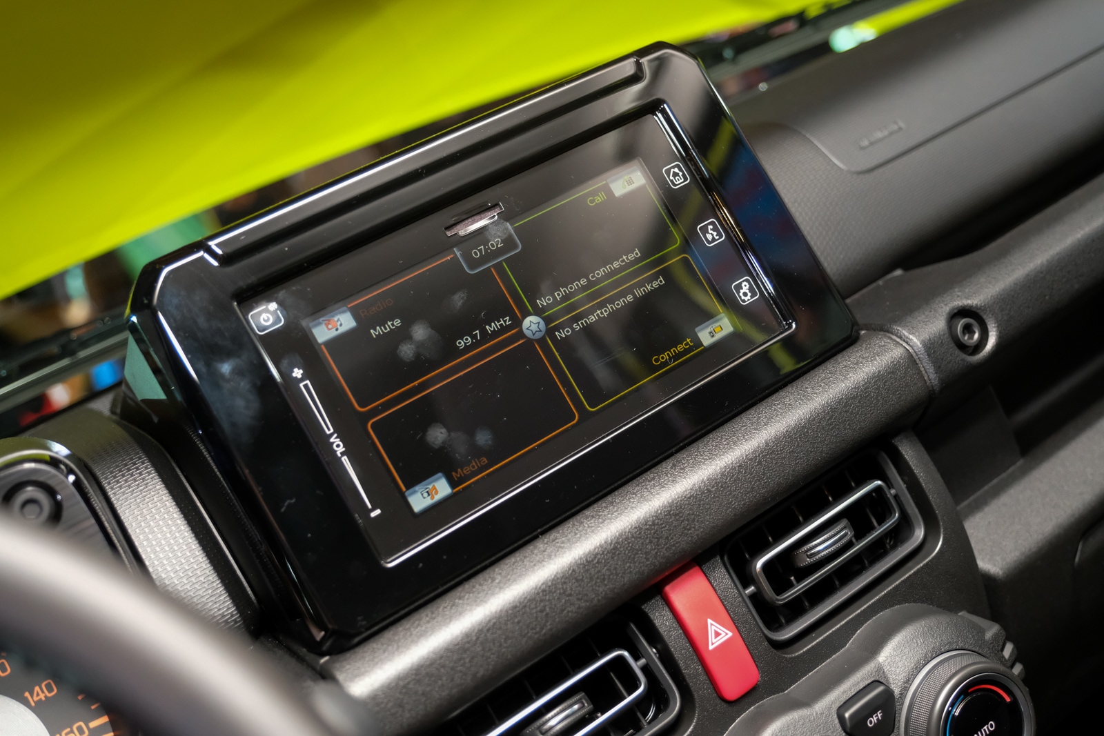 Jimny還能選配支援Apple Carplay以及Android Auto的中控觸控螢幕
