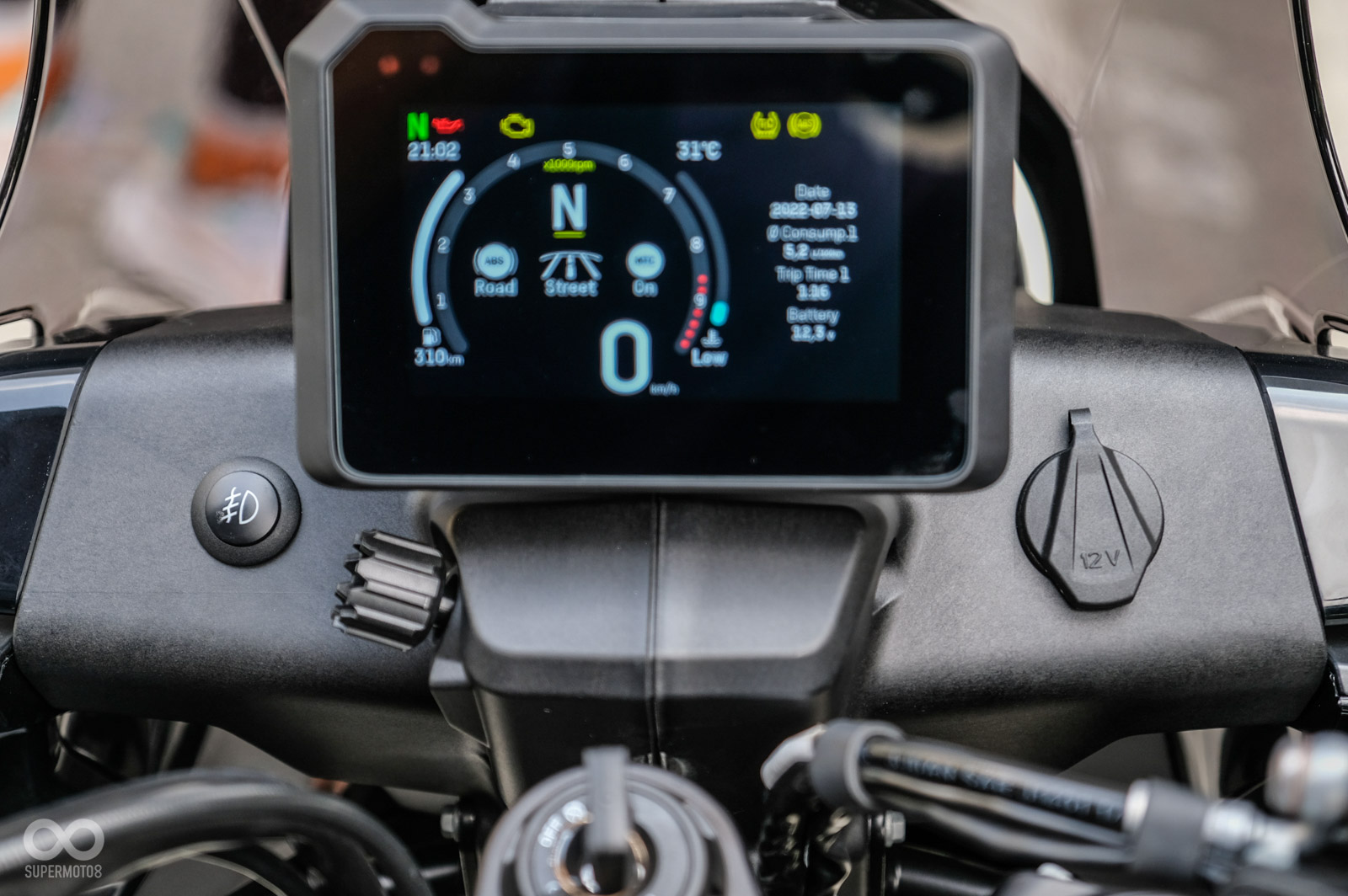 儀表左側除了有霧燈開關外,一旁的旋鈕可以直接調整頭燈高度