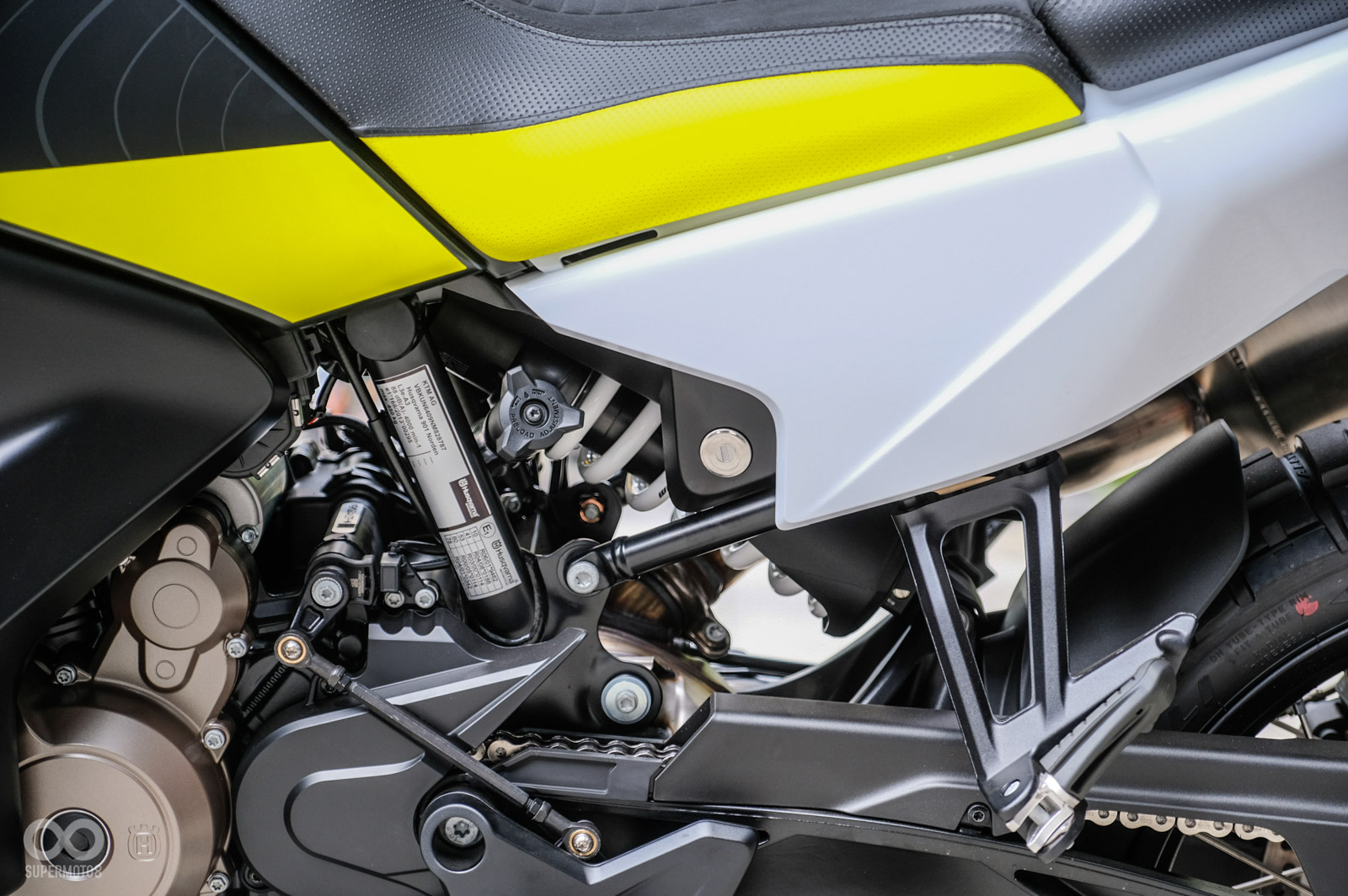 前後避震都使用WP可調產品,前行程220mm/後行程215mm