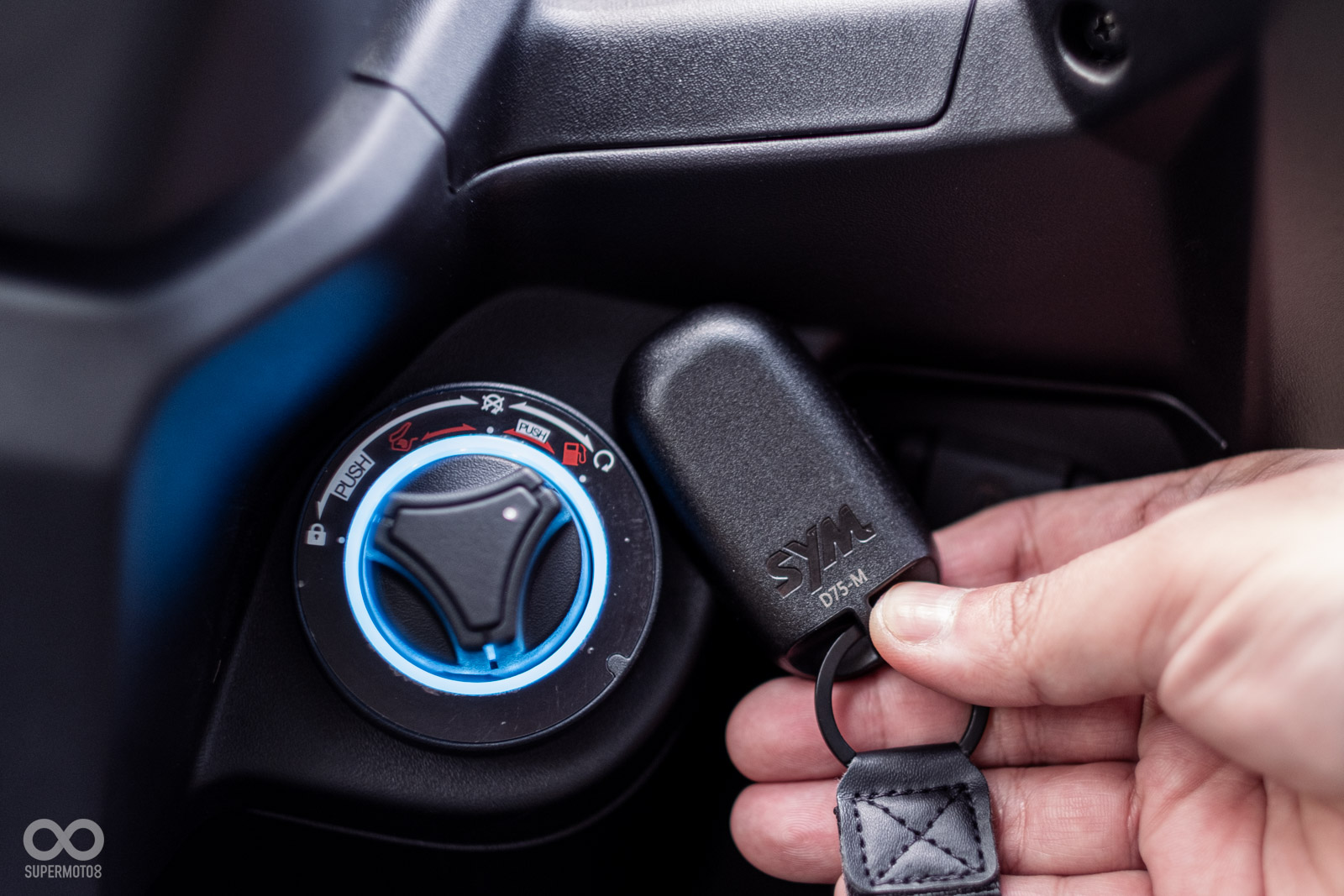 Keyless 免鑰匙系統 近程感應，可在感應器低電量時啟動車輛，降低顧路風險