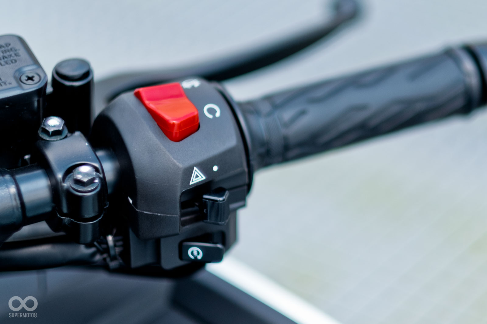 左手把上頭有雙黃燈開關,提升緊急狀況時的安全性